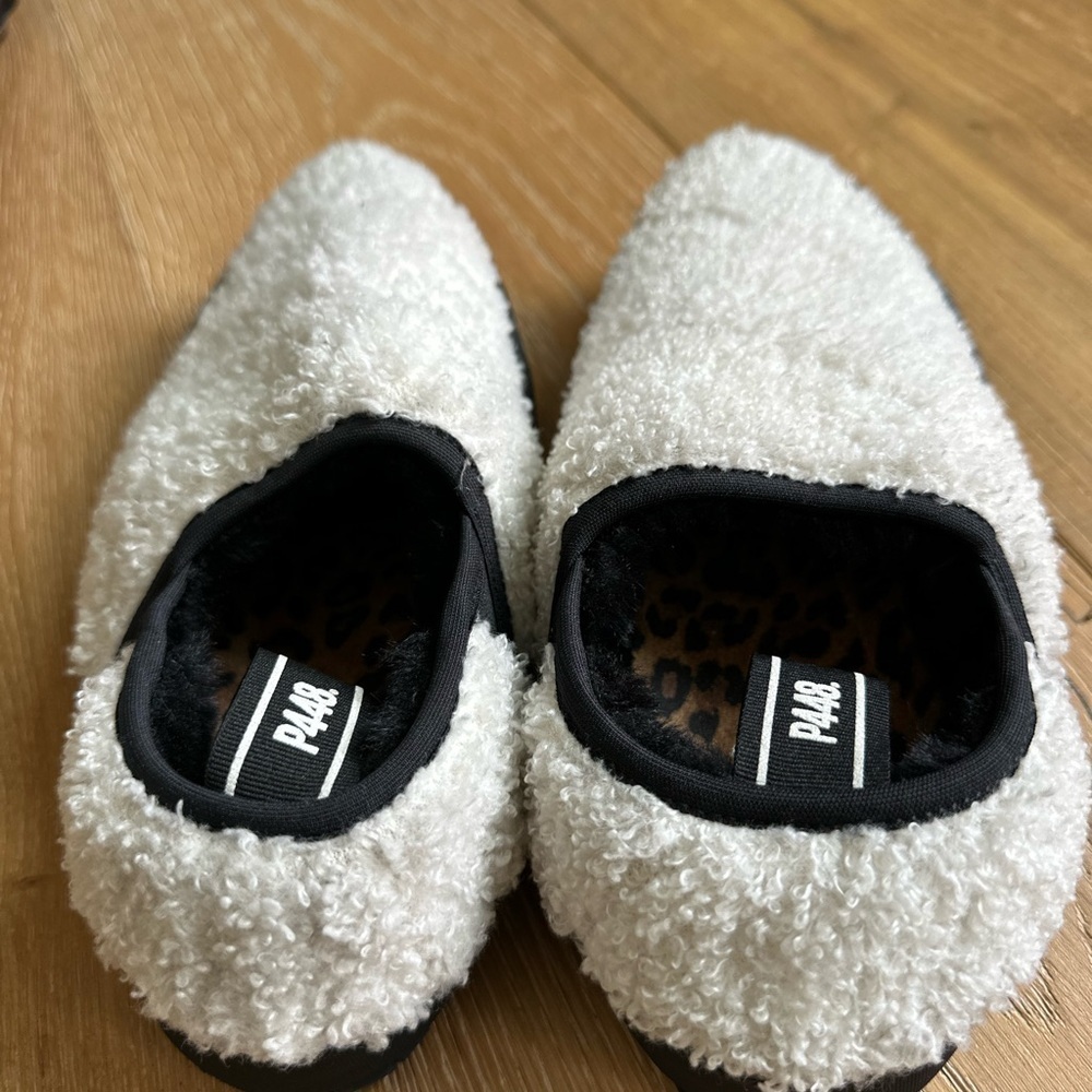 P448 White Fuzzy Boucle Teddy Slip-On Mule Sneaker | Size 7.5 | Like New - Picture 6 of 7